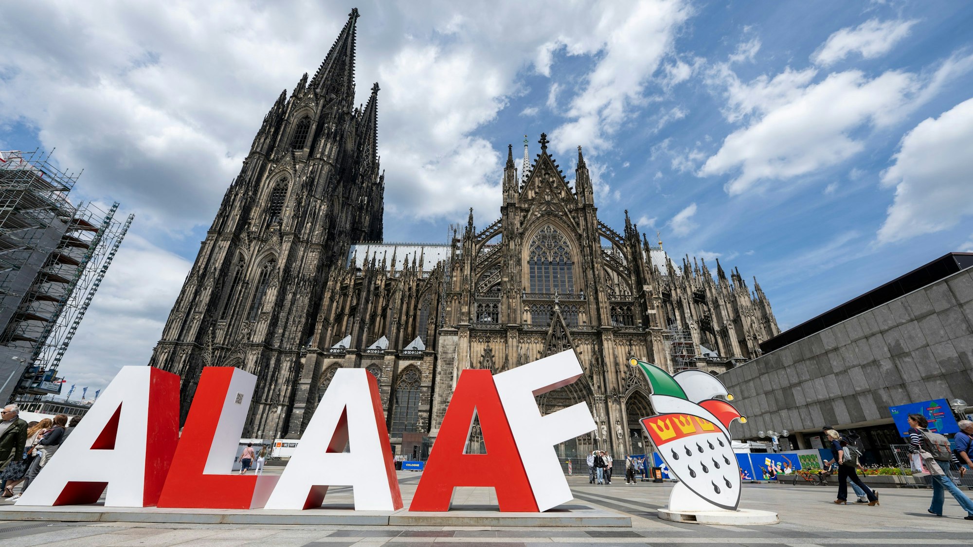 Der Schriftzug mit dem Dom im Hintergrund