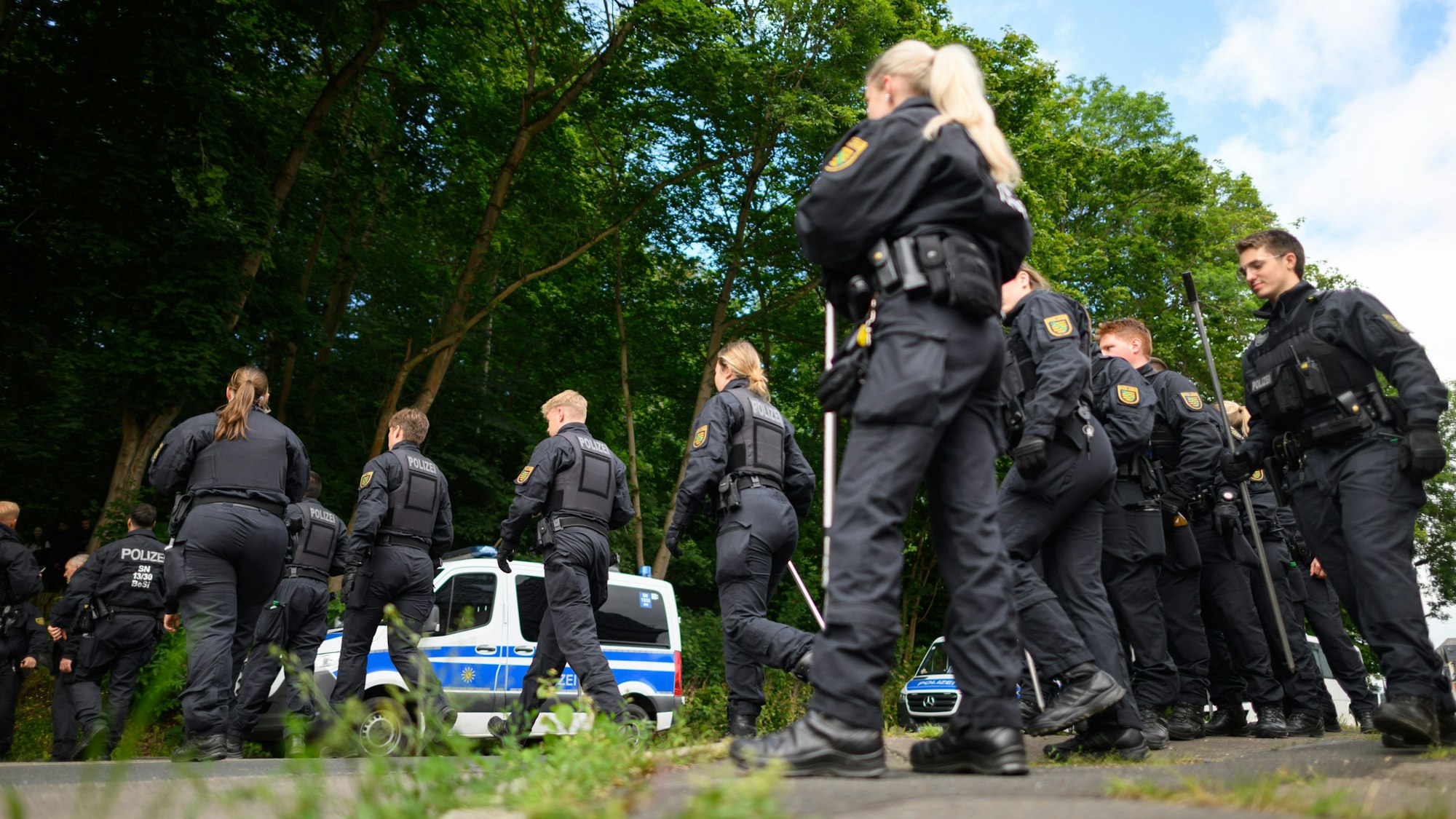 Die sächsische Polizei durchsucht ein Waldstück bei Döbeln. Dort wurde am Dienstag die Leiche der neunjährigen Valeriia entdeckt.