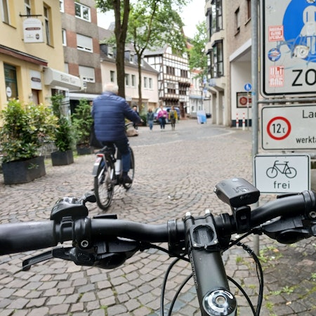 Hinweisschild  an der Siegburger Fußgängerzone, Fahrräder frei