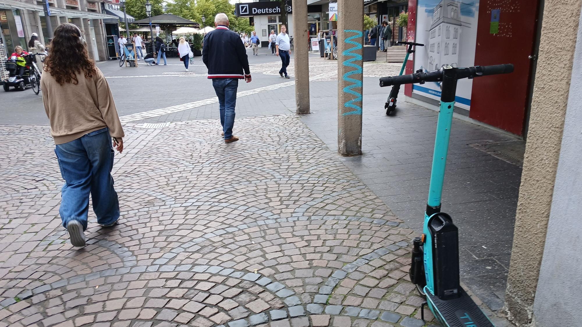 E-Roller in einer Fußgängerzone.