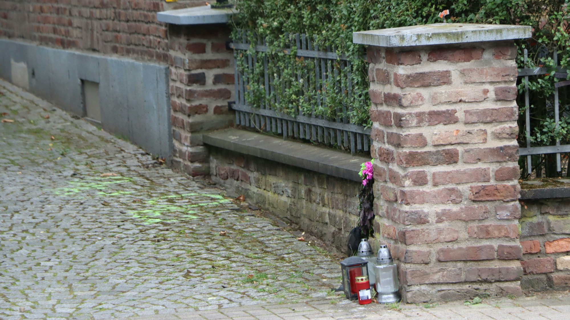 Am Fuß einer Mauer stehen Kerzen, sie erinnern an die Unfallopfer.