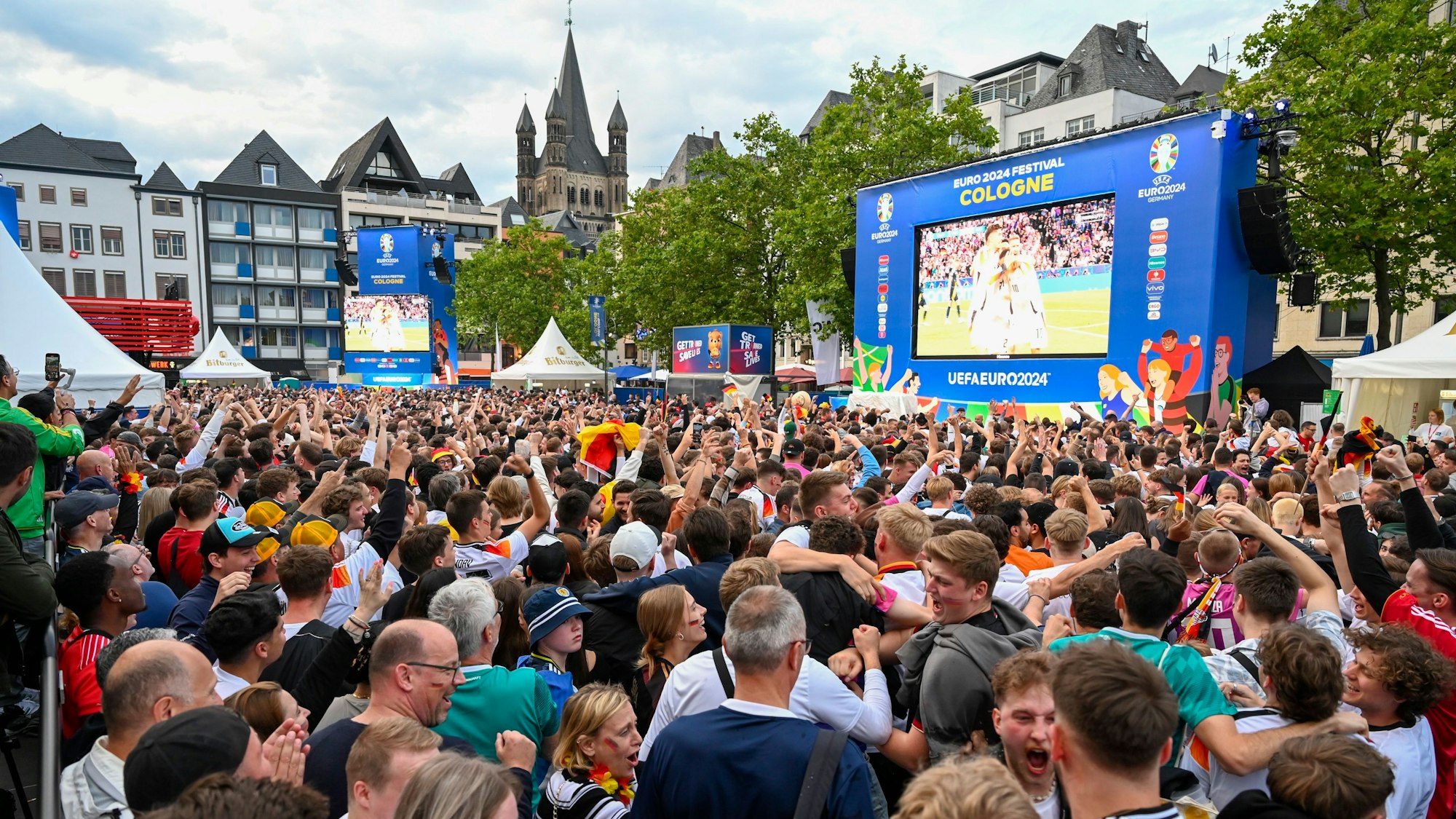 Public Viewing zur EM 2024 auf dem Kölner Heumarkt.