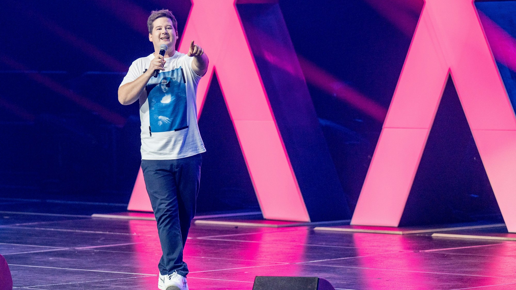 Chris Tall auf der Bühne bei der „1Live Köln Comedy-Nacht XXL“.