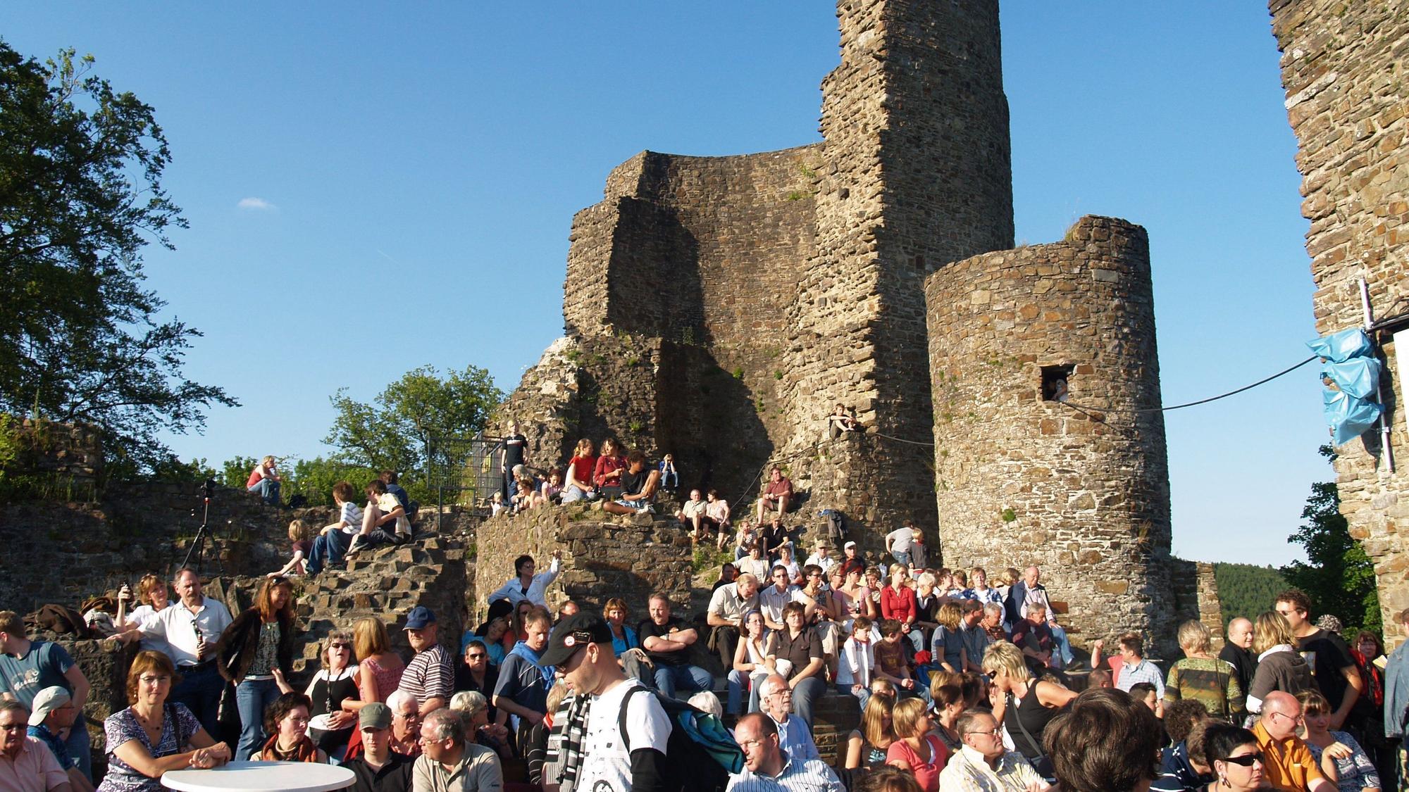 850 Burg Windeck
Die Burg Windeck ist ein Publikumsmagnet, wie diese Aufnahme eines Siegtalfestivals zeigt.