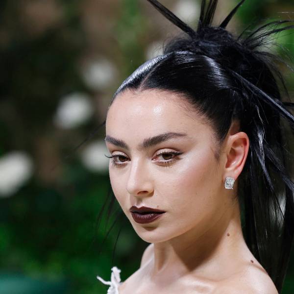 Charli XCX erscheint auf dem roten Teppich der Met Gala 2024 zur Feier von Sleeping Beauties: Reawakening Fashion im Metropolitan Museum of Art am Montag, 6. Mai 2024 in New York City.