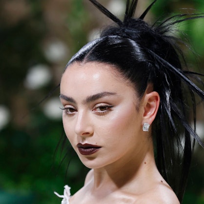 Charli XCX erscheint auf dem roten Teppich der Met Gala 2024 zur Feier von Sleeping Beauties: Reawakening Fashion im Metropolitan Museum of Art am Montag, 6. Mai 2024 in New York City.