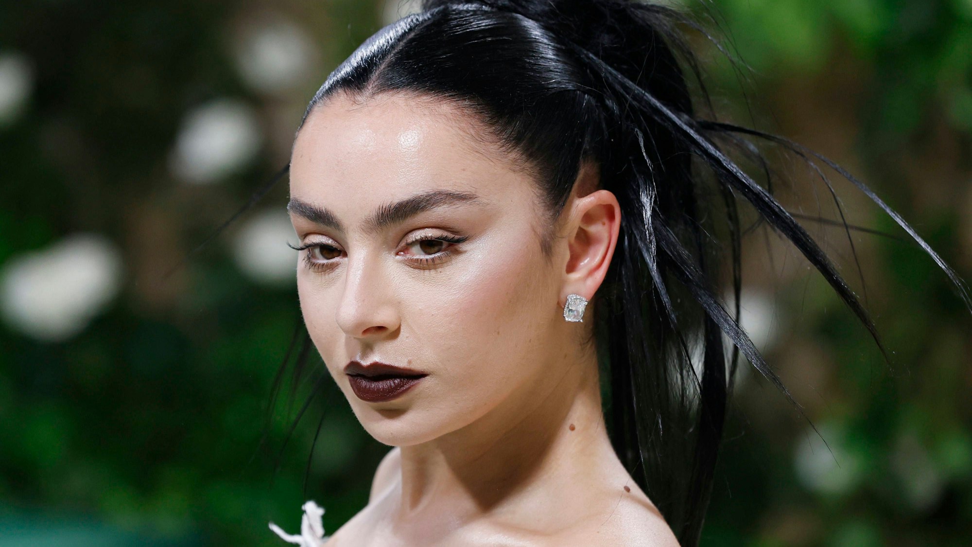 Charli XCX erscheint auf dem roten Teppich der Met Gala 2024 zur Feier von Sleeping Beauties: Reawakening Fashion im Metropolitan Museum of Art am Montag, 6. Mai 2024 in New York City.