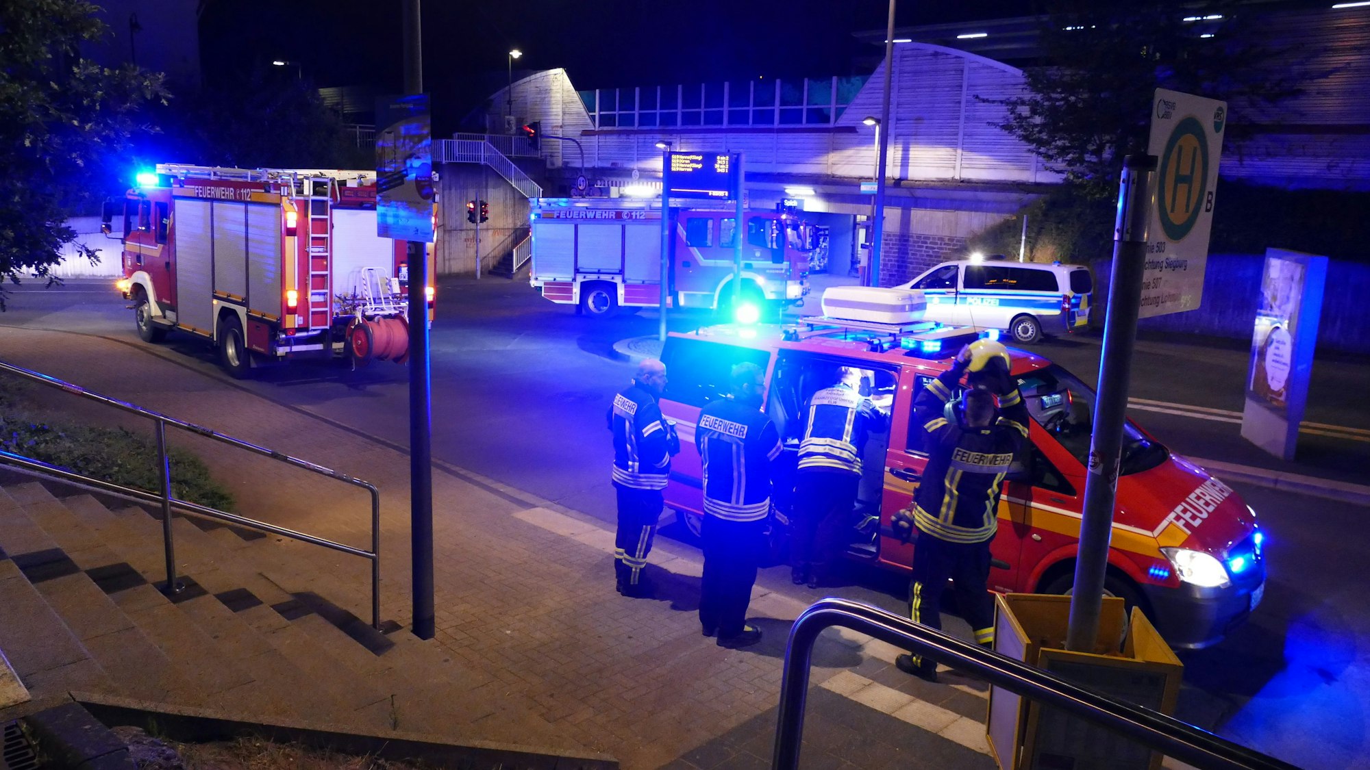 Polizisten und Feuerwehrleute stehen in Spich neben der Bahnstrecke.