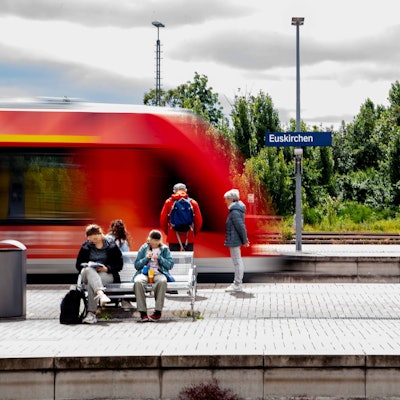 Modellbau des Bahnhofs mit wartenden Menschen und einem Zug vor dem Ortsschild Euskirchen.