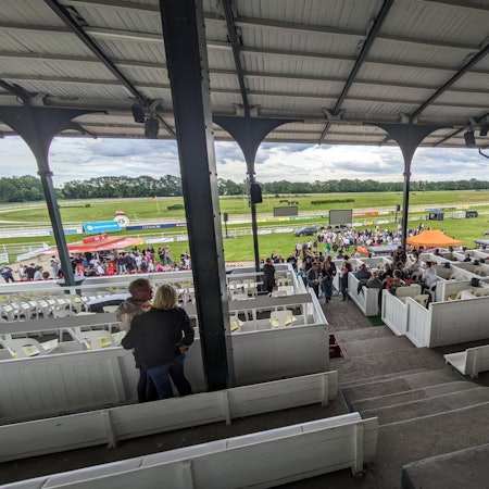 Vor der neu aufgebauten Leinwand tummeln sich erste Besucher auf der Wiese. Die ursprüngliuch geplante Leinwand steht einige Meter dahinter.
