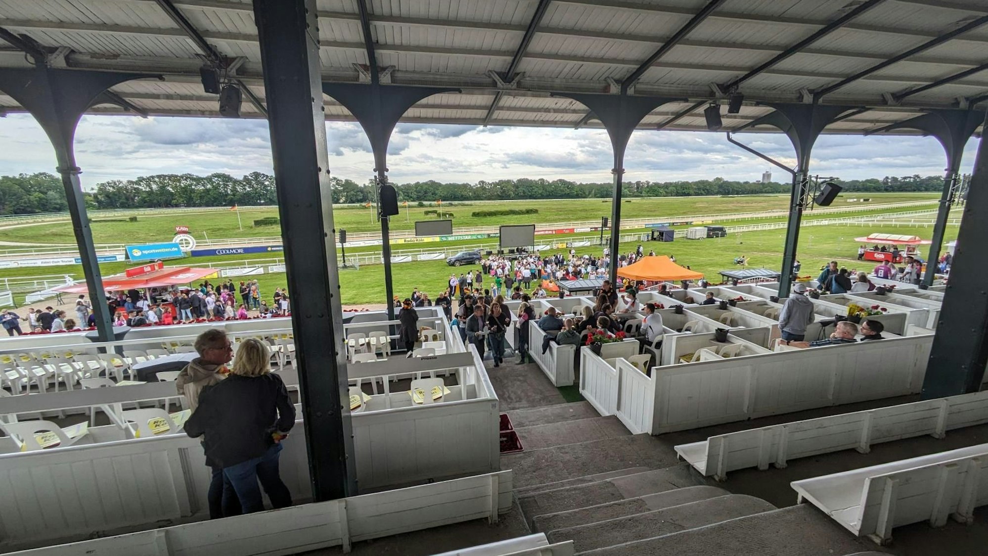 Vor der neu aufgebauten Leinwand tummeln sich erste Besucher auf der Wiese. Die ursprüngliuch geplante Leinwand steht einige Meter dahinter.