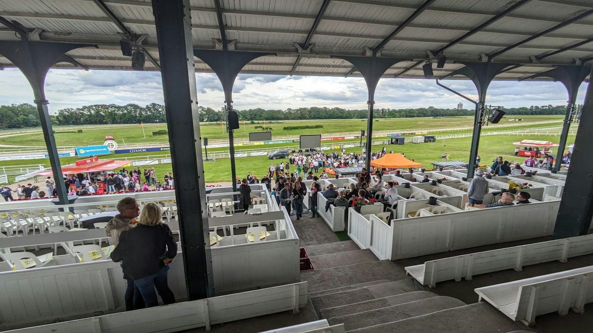 Vor der neu aufgebauten Leinwand tummeln sich erste Besucher auf der Wiese. Die ursprüngliuch geplante Leinwand steht einige Meter dahinter.
