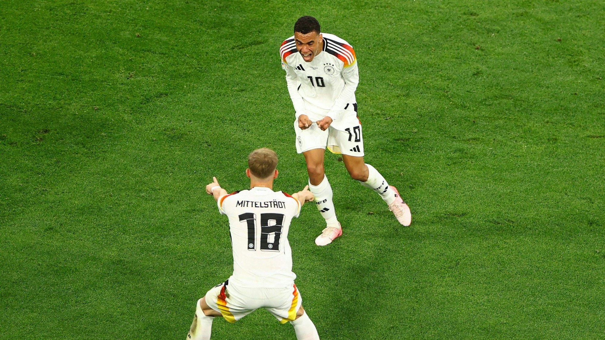 Musiala trifft zum 2:0, Team-Kollege Mittelstädt empfängt den Torschützen.