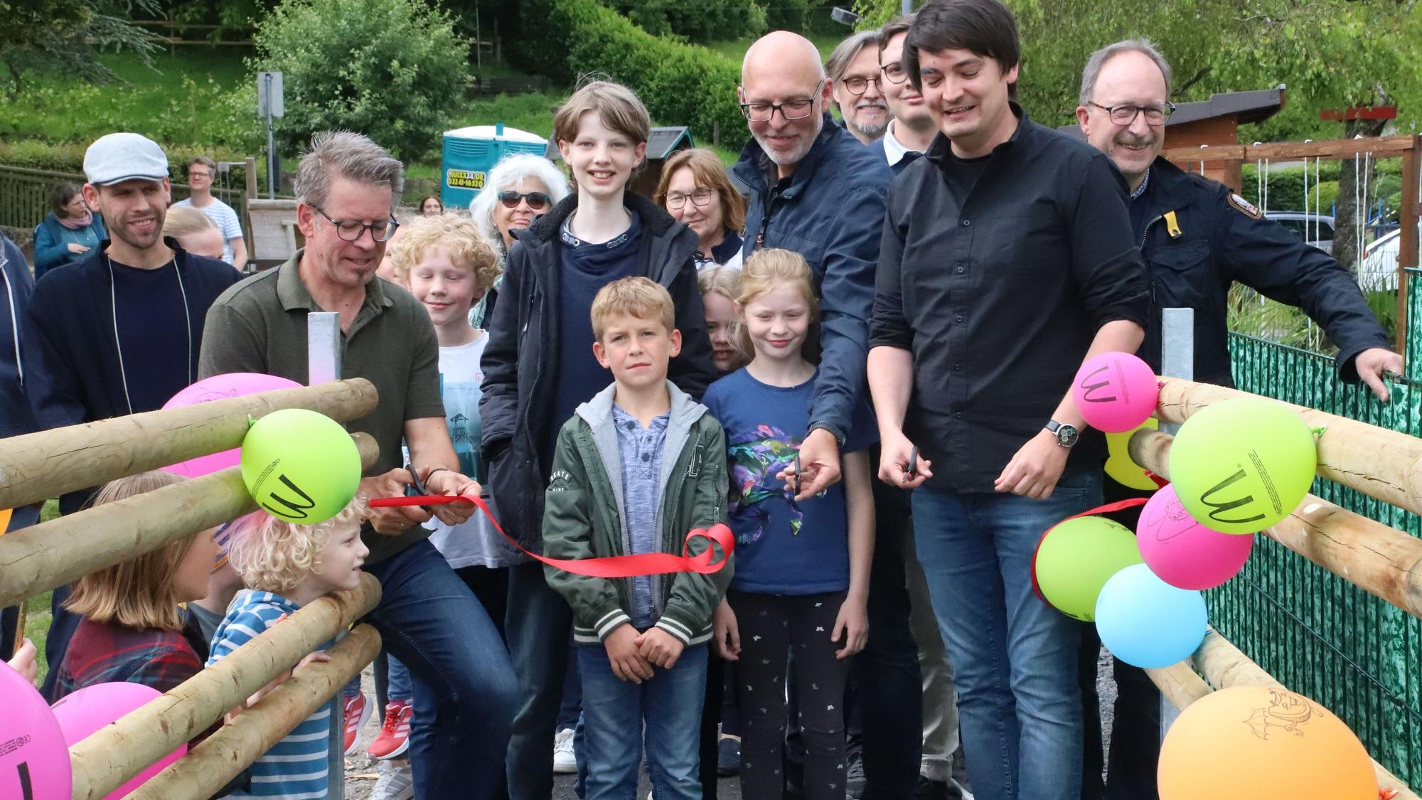 In Hennef-Lanzenbach wurde die neue Fußgängerbrücke über den Rosentaler Bach eingeweiht, die am 6. Juni 2021 von einer Hochwasserwelle weggerissen wurde.