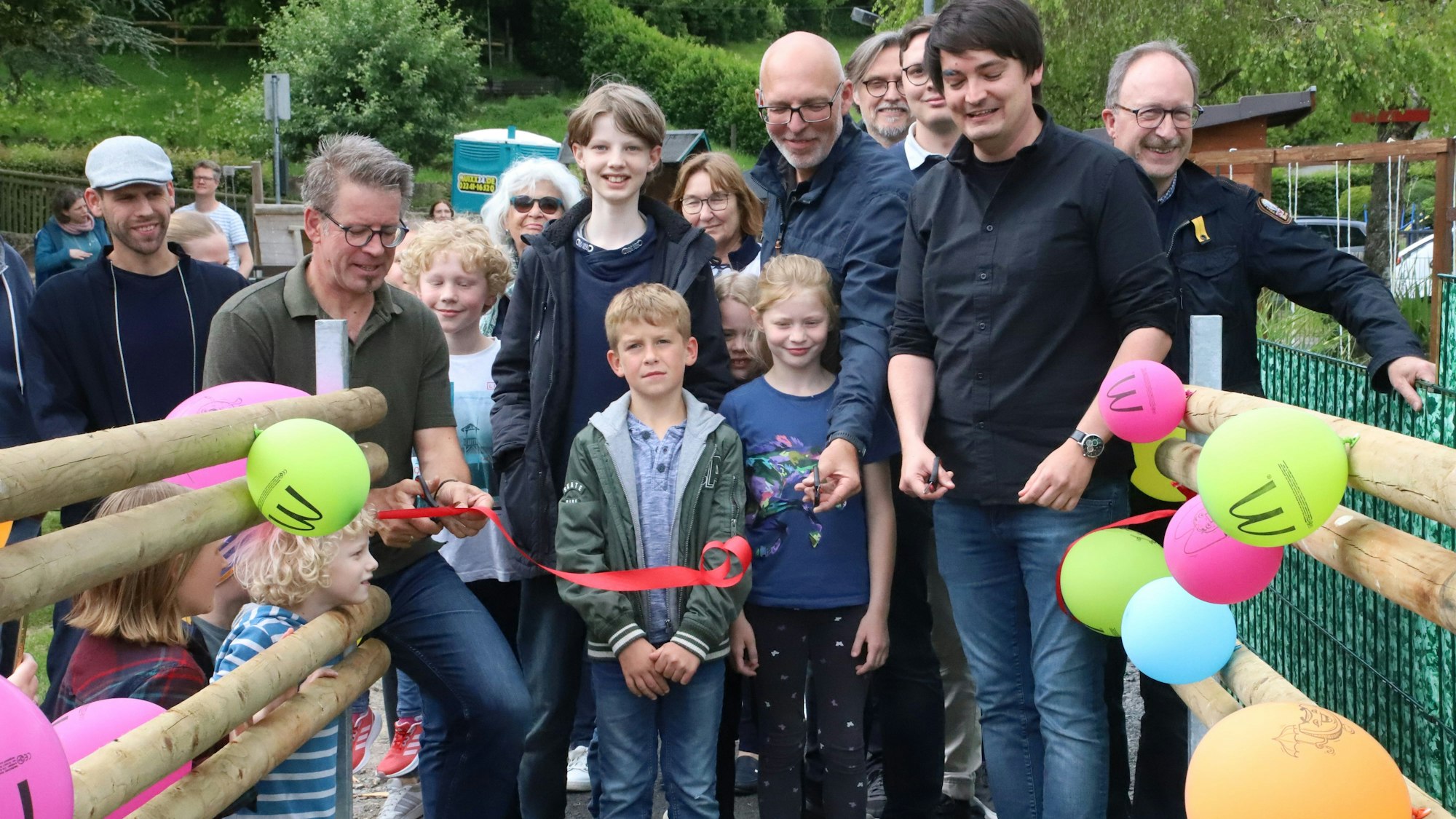 In Hennef-Lanzenbach wurde die neue Fußgängerbrücke über den Rosentaler Bach eingeweiht, die am 6. Juni 2021 von einer Hochwasserwelle weggerissen wurde.