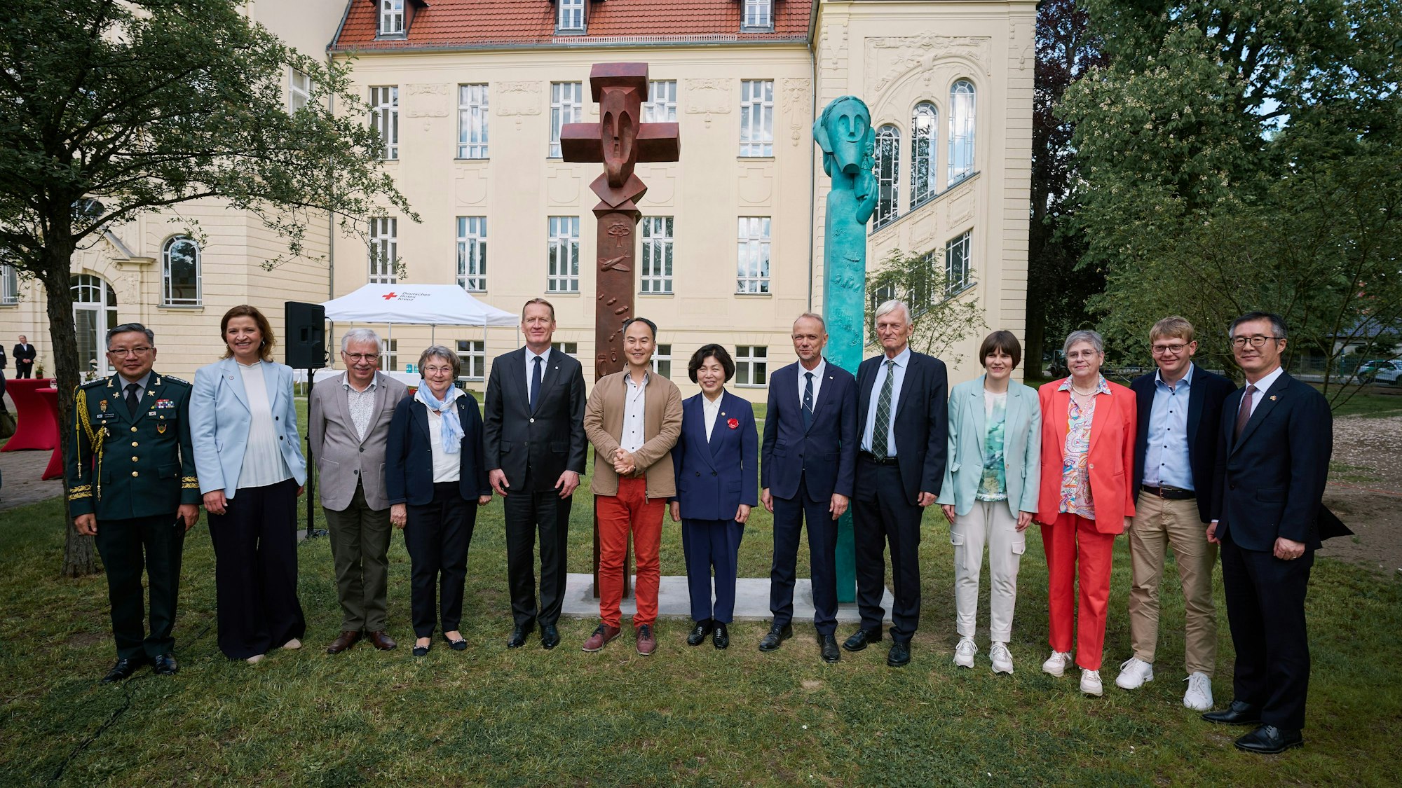 Eine Gruppe vor zwei Stelen.