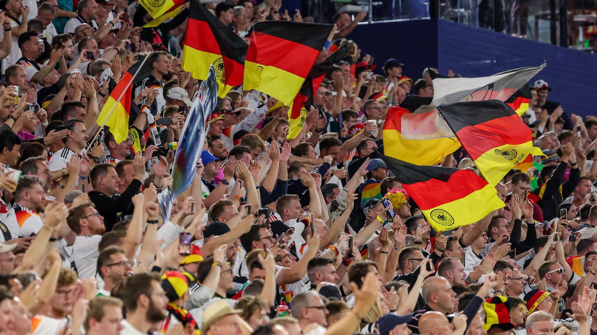 Fans der deutschen Mannschaft unterstützen ihr Team mit Wucht und Leidenschaft.