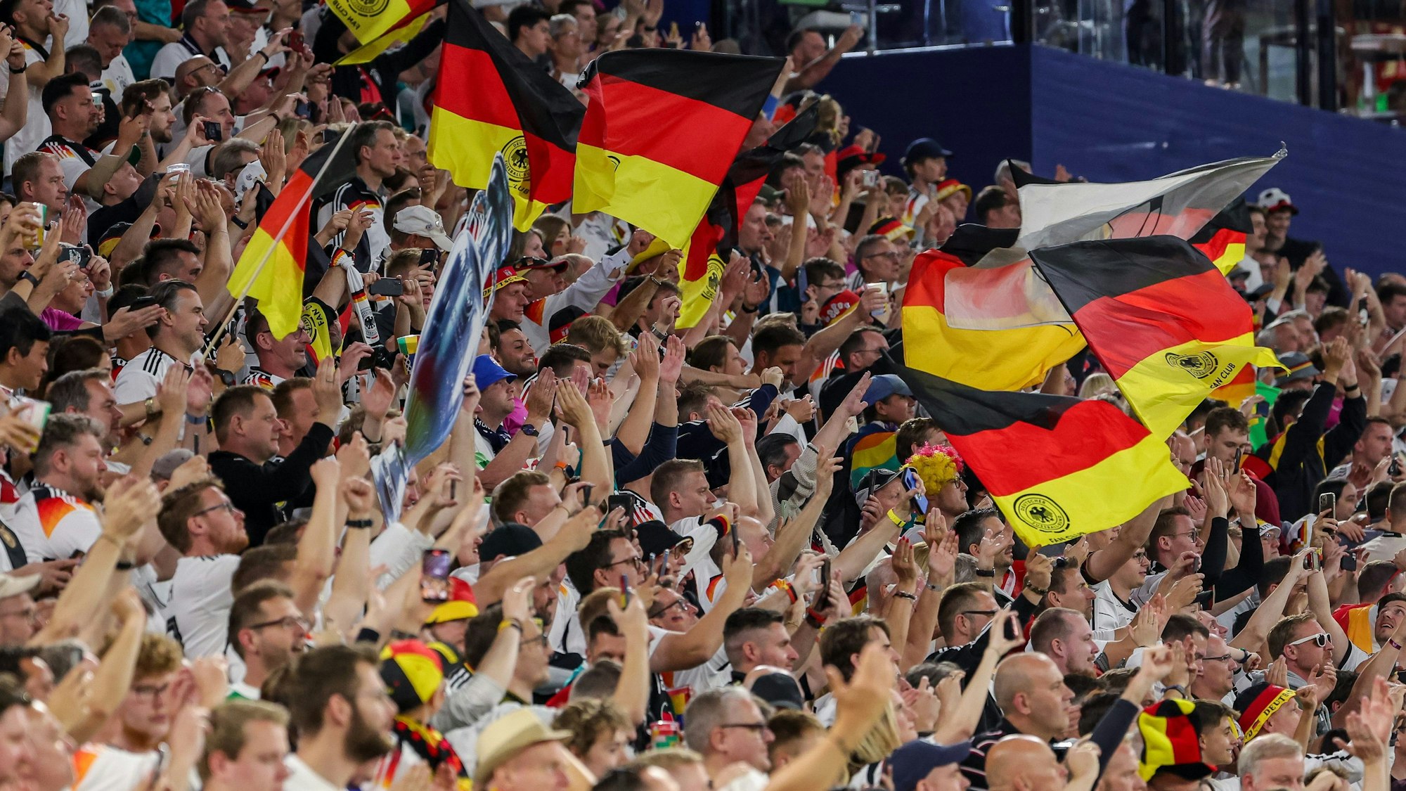 Fans der deutschen Mannschaft unterstützen ihr Team mit Wucht und Leidenschaft.