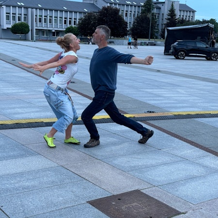 Zwei Künstler aus Deutschland und Litauen beim spontanen Tanz auf einem Platz in Mariampolé.