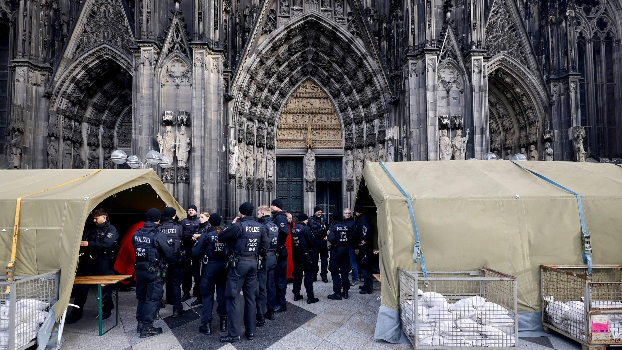 Polizisten rund um den Kölner Dom beim Terroralarm zum Jahreswechsel.