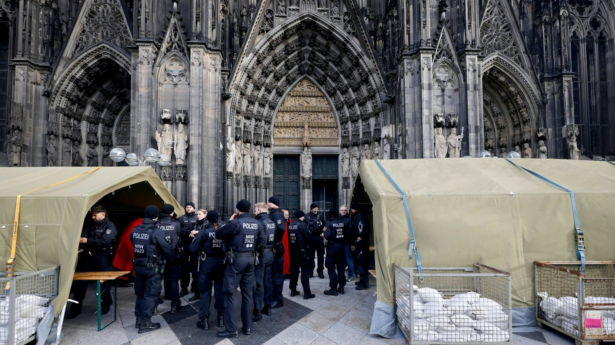 Polizisten rund um den Kölner Dom beim Terroralarm zum Jahreswechsel.