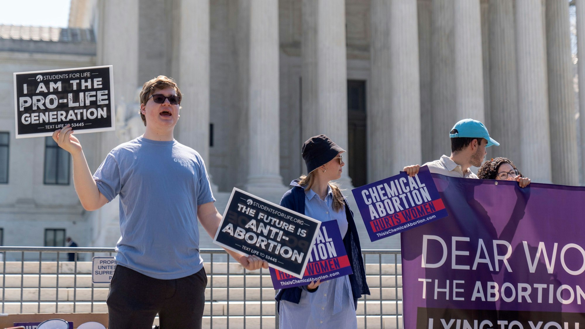 Abtreibungsgegner protestierten am 13. Juni 2024 vor dem Supreme Court.