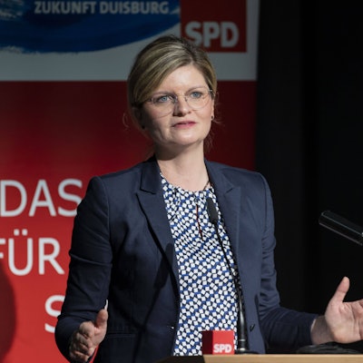 Sarah Philipp spricht auf einer Bühne bei einer SPD-Veranstaltung.