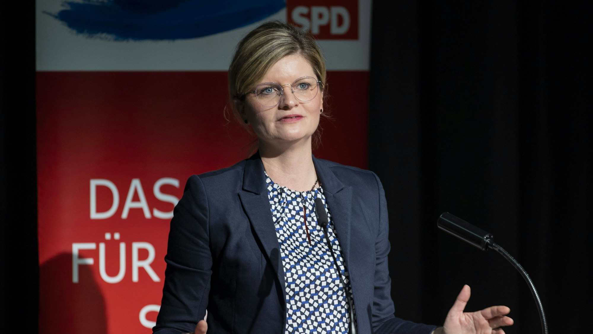Sarah Philipp spricht auf einer Bühne bei einer SPD-Veranstaltung.