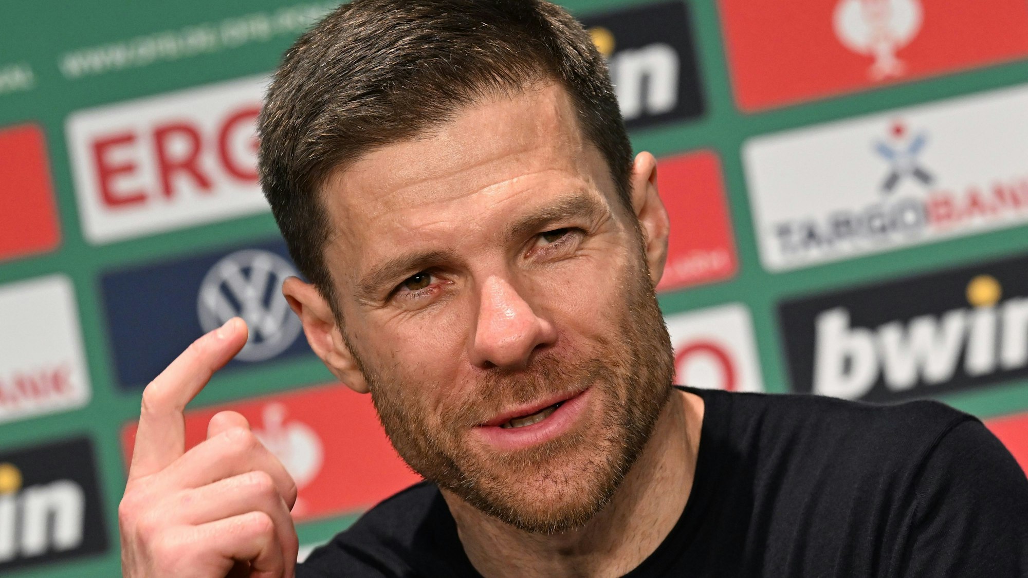 25.05.2024, Berlin: Fußball: DFB-Pokal, 1. FC Kaiserslautern - Bayer Leverkusen, Finale, Olympiastadion. Leverkusens Trainer Xabi Alonso spricht auf einer Pressekonferenz nach dem Spiel. Leverkusen gewinnt das Spiel mit 1:0. WICHTIGER HINWEIS: Gemäß den Vorgaben der DFL Deutsche Fußball Liga bzw. des DFB Deutscher Fußball-Bund ist es untersagt, in dem Stadion und/oder vom Spiel angefertigte Fotoaufnahmen in Form von Sequenzbildern und/oder videoähnlichen Fotostrecken zu verwerten bzw. verwerten zu lassen. Foto: Soeren Stache/dpa +++ dpa-Bildfunk +++