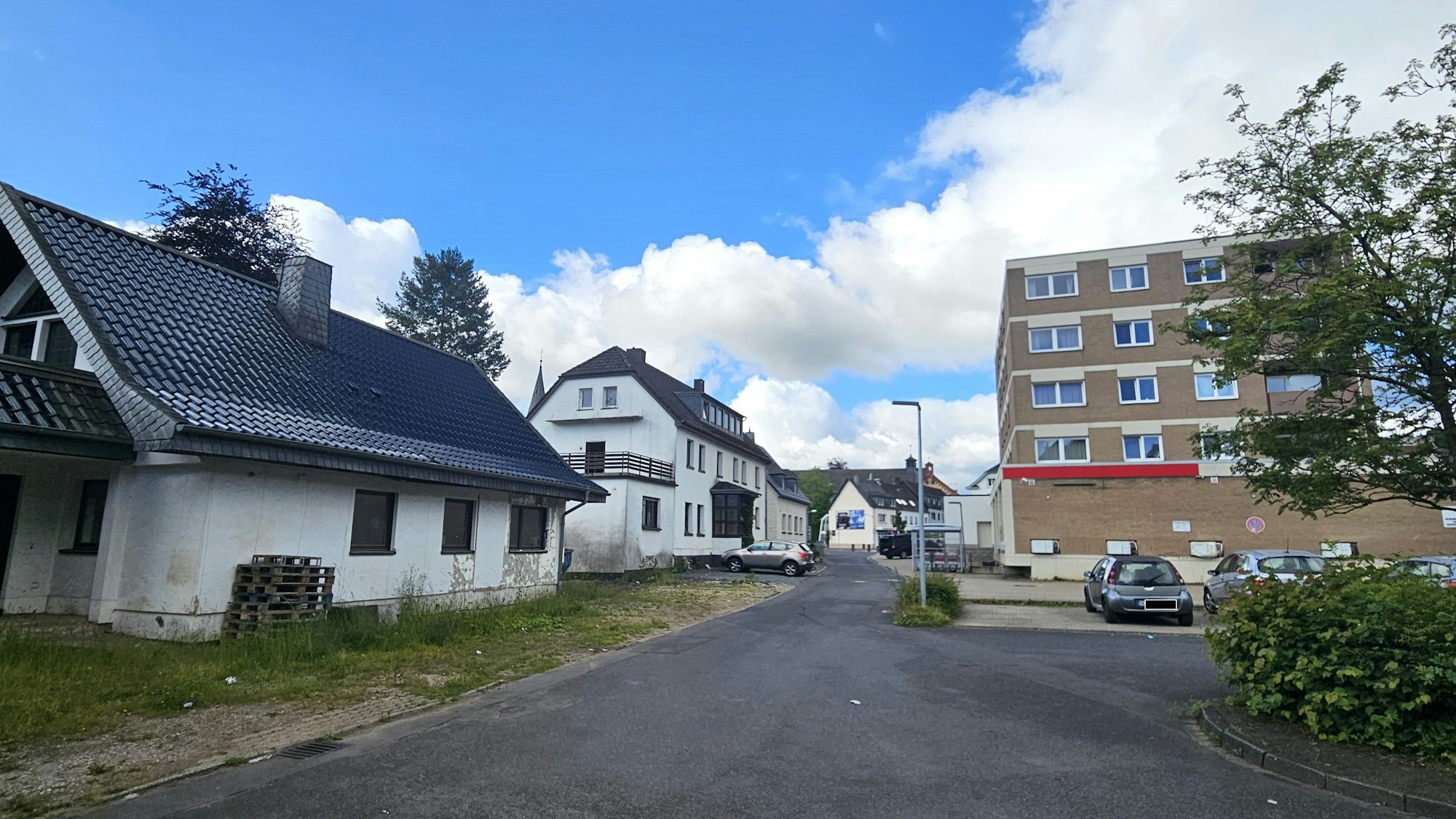 Blick in die Reidtmeisterstraße in Schleiden mit Wohnhäusern auf der linken und den Nahkauf auf der rechten Seite.
