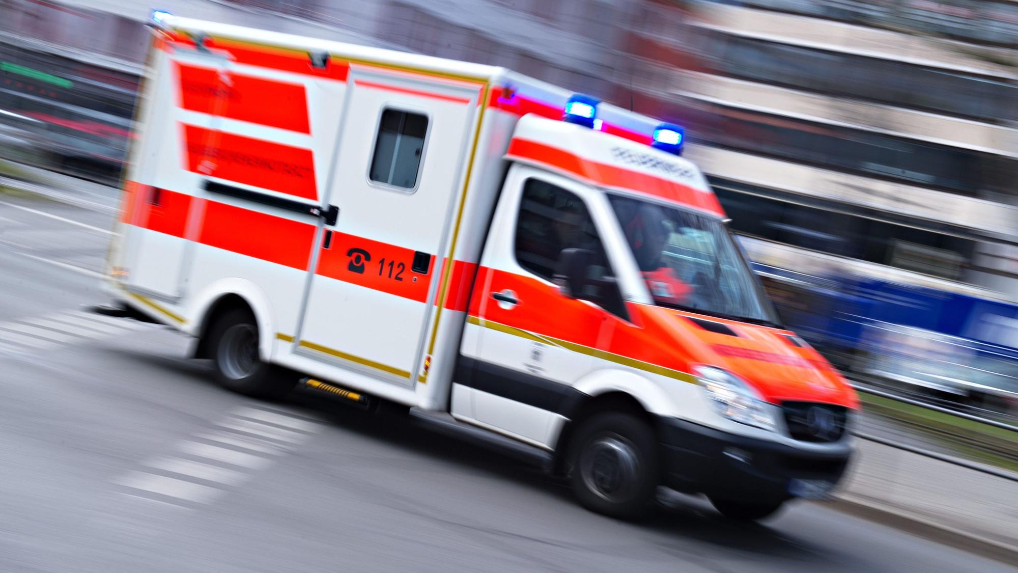 Ein Rettungswagen fährt mit Blaulicht (Symbolfoto)