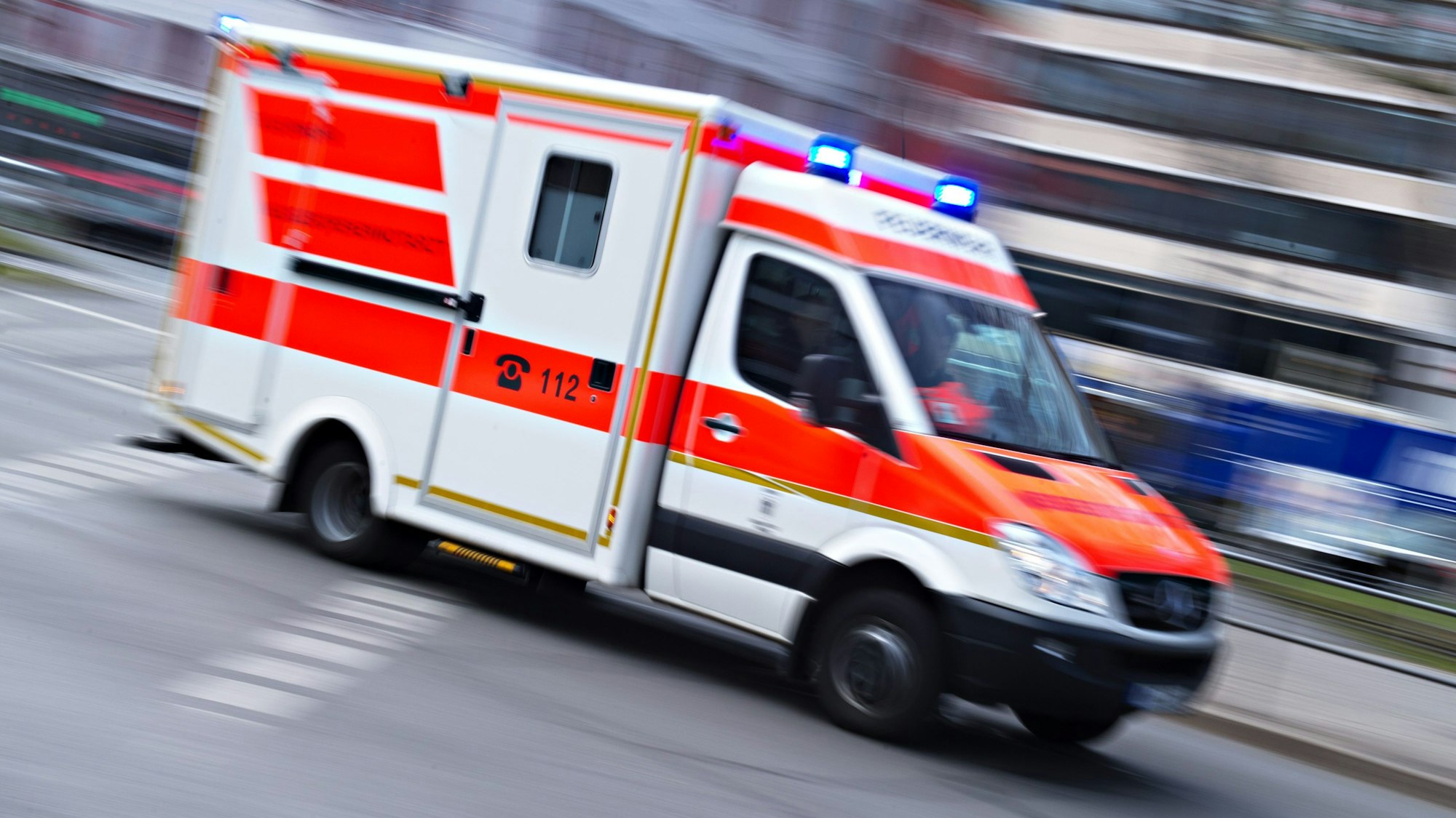 Ein Rettungswagen fährt mit Blaulicht (Symbolfoto)