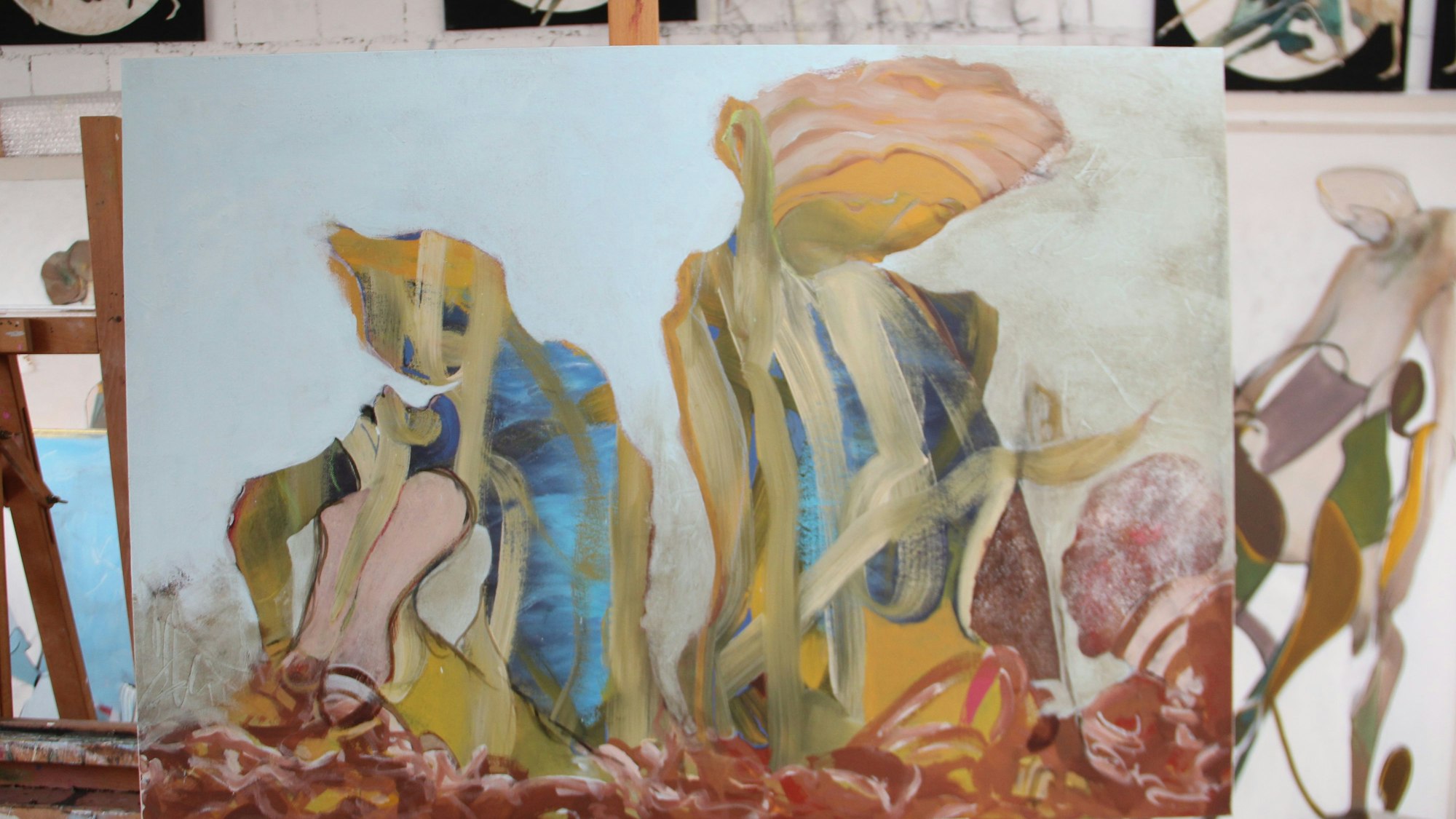 Zwei abstrakte Figuren sind auf einem Gemälde zu sehen.