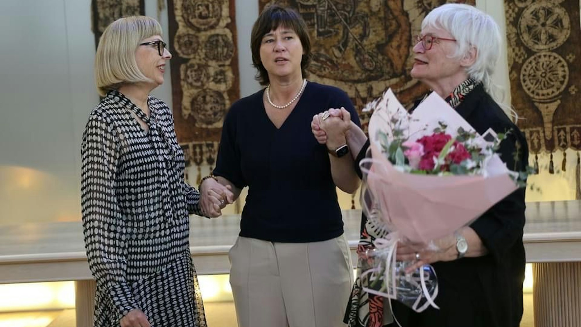 Unsere Autorin (r., mit Blumenstrauß) mit Nadine Vierkonnten (Mitte) und der litauischen Projektleiterin Jurate Preiksiené.