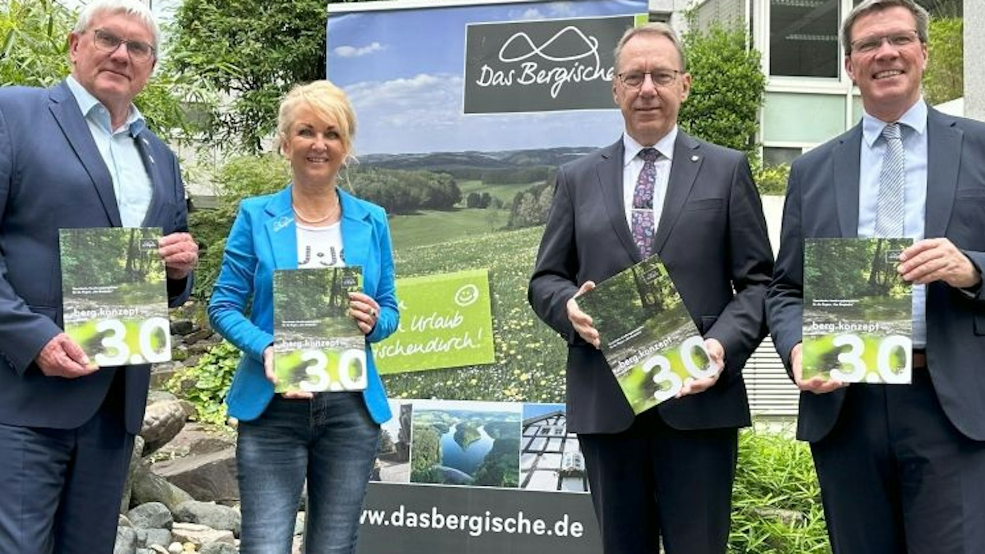 Das neue Konzept ist auf dem Weg: „Das Bergische“-Geschäftsführerin Gabi Wilhelm im Kreise der Landräte (von links) Sebastian Schuster (Rhein-Sieg), Jochen Hagt (Oberberg) und Stephan Santelmann (Rhein-Berg).