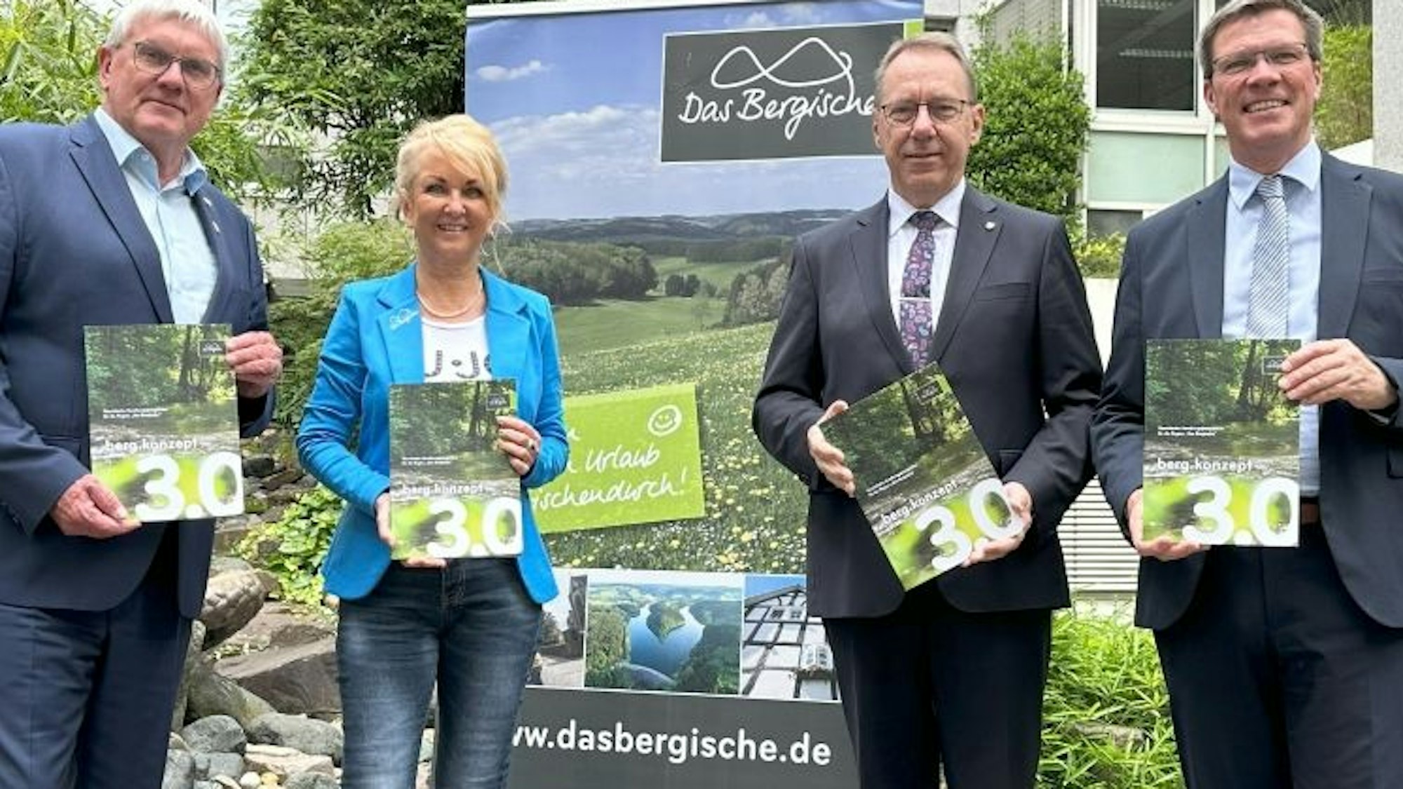 Das neue Konzept ist auf dem Weg: „Das Bergische“-Geschäftsführerin Gabi Wilhelm im Kreise der Landräte (von links) Sebastian Schuster (Rhein-Sieg), Jochen Hagt (Oberberg) und Stephan Santelmann (Rhein-Berg).