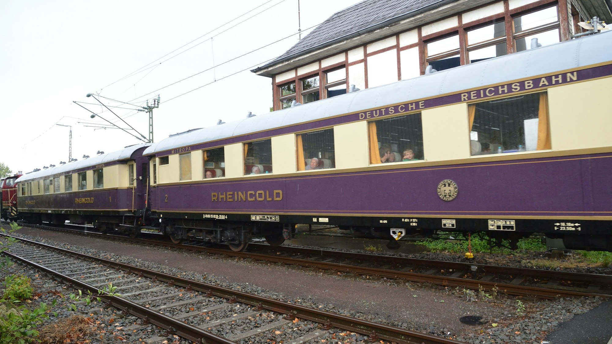 Ein Sonderzug mit Rheingold-Wagen kommt in Bergisch Gladbach an