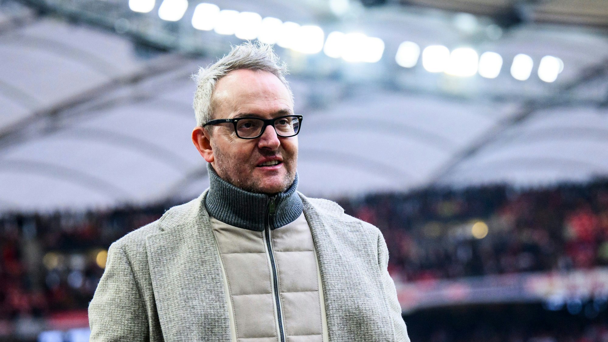 Alexander Wehrle, Vorstandsvorsitzender des VfB Stuttgart, steht vor dem Spiel im Stadion. V