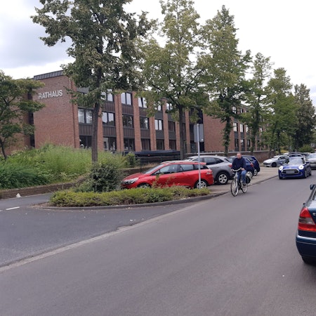 Auf dem Bild ist die Alte Landstraße am Kerpener Rathaus zu sehen.