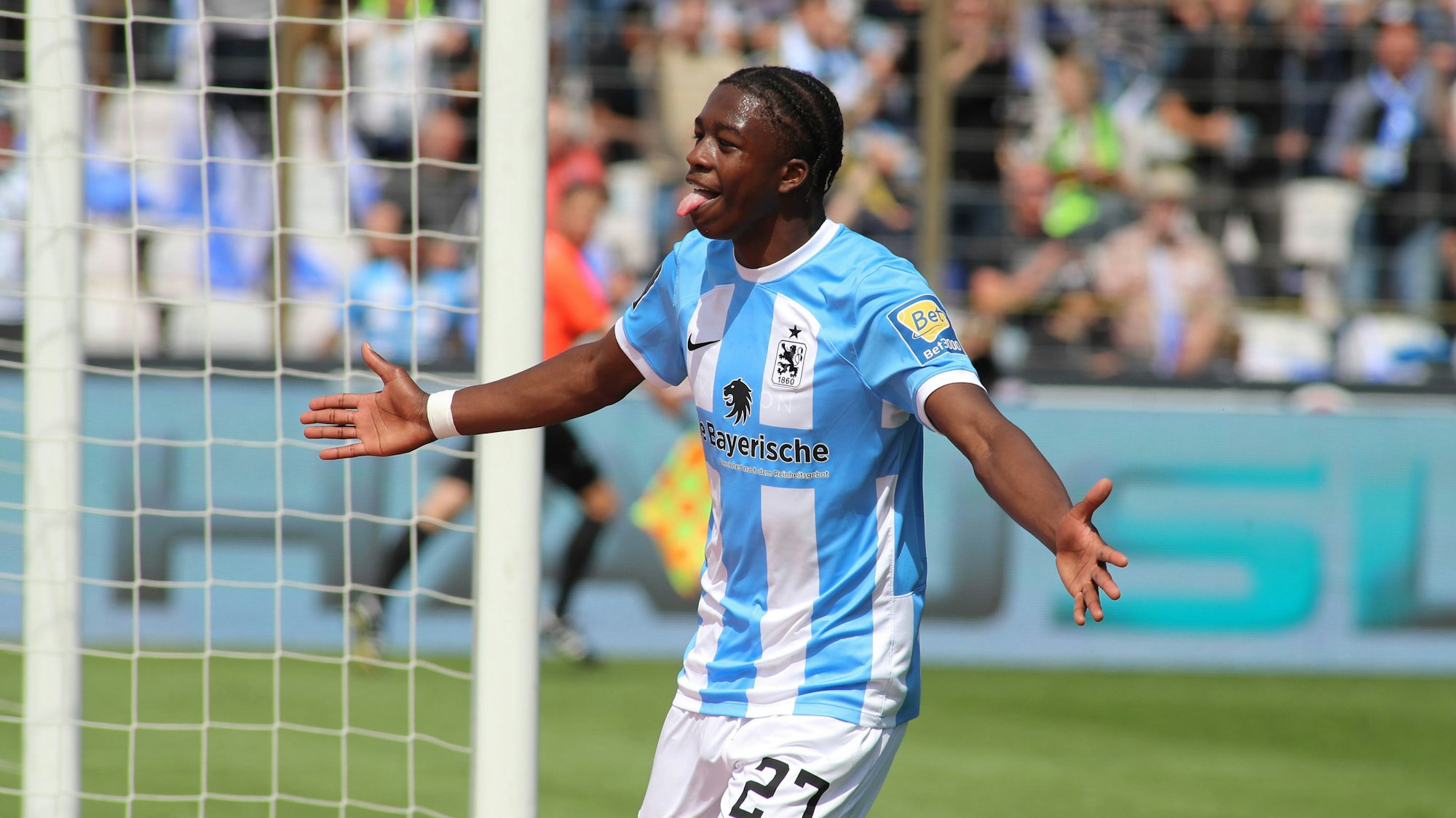 Mansour Ouro-Tagba jubelt