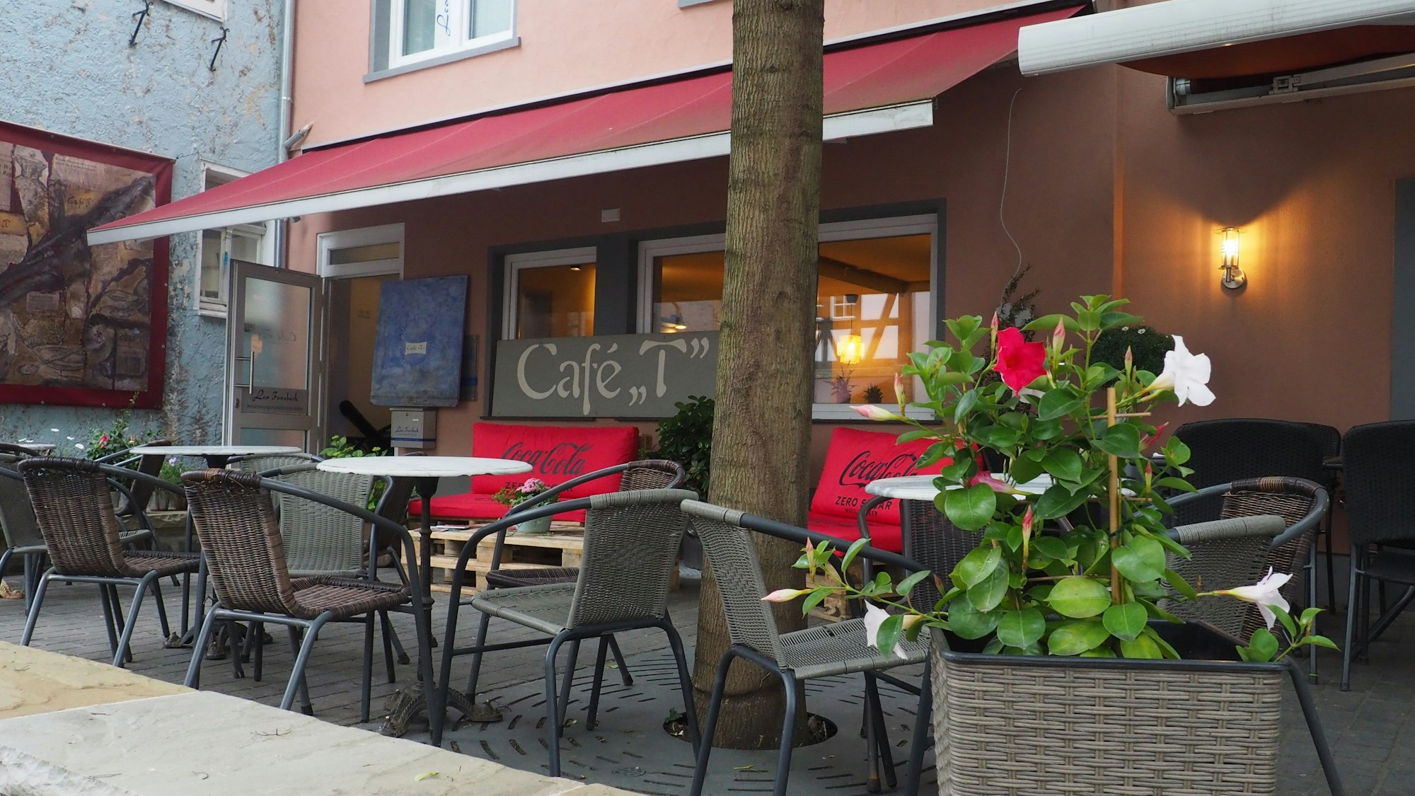 Blick auf die Außenterrasse des Cafés T.