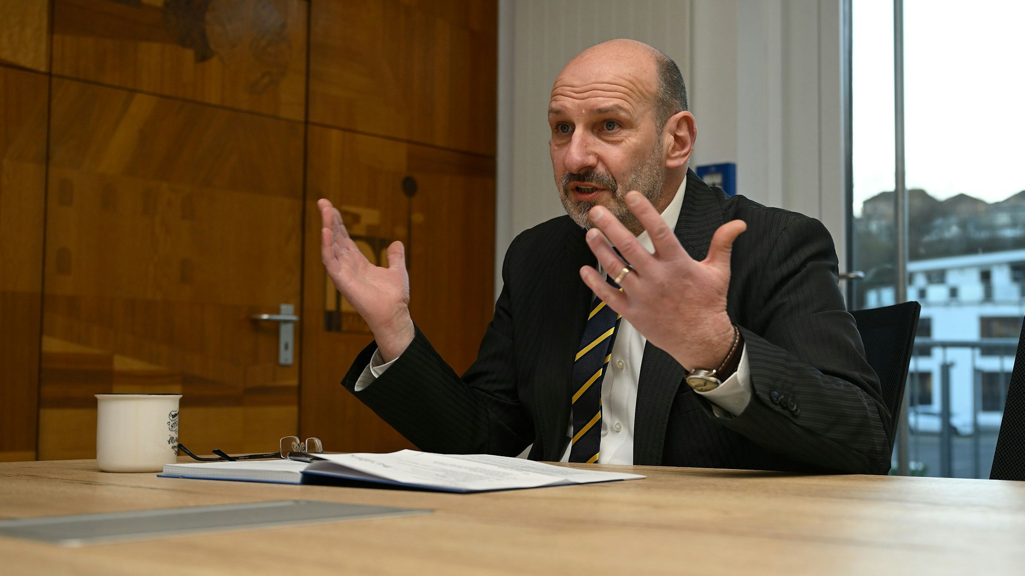 Bürgermeister Christoph Nicodemus sitzt an einem Tisch im Rathaus.
