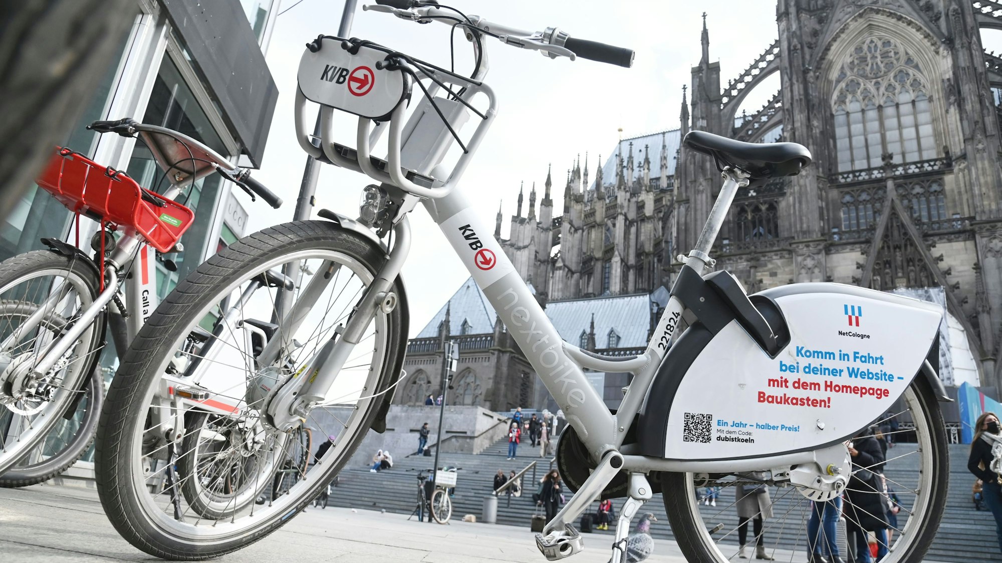 Das Foto zeigt ein KVB-Rad vor dem Kölner Dom.