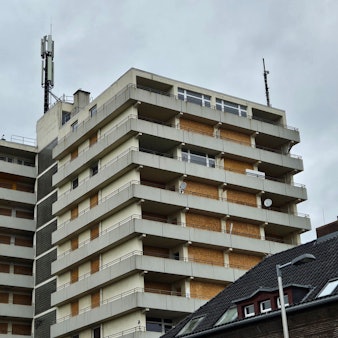 Auf einem Hochhaus stehen mehrere Funkmasten.