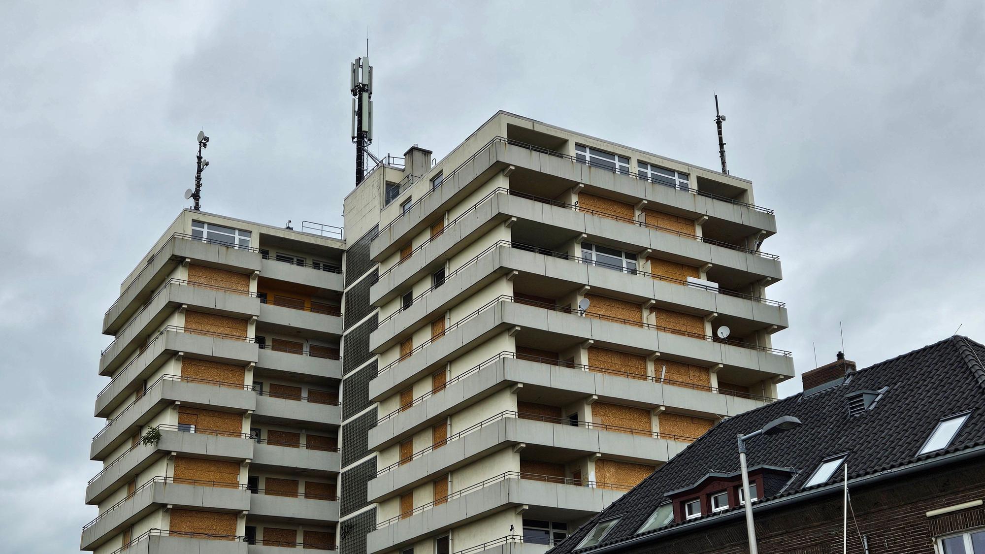 Auf einem Hochhaus stehen mehrere Funkmasten.