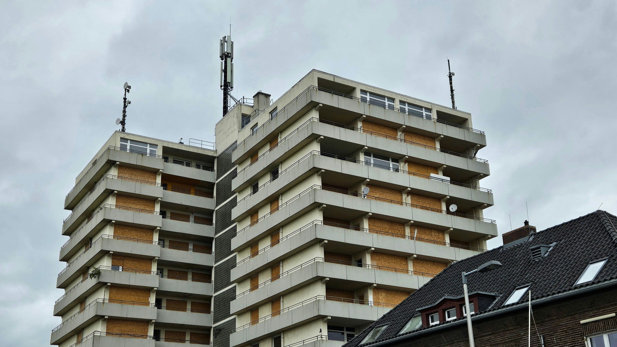 Auf einem Hochhaus stehen mehrere Funkmasten.