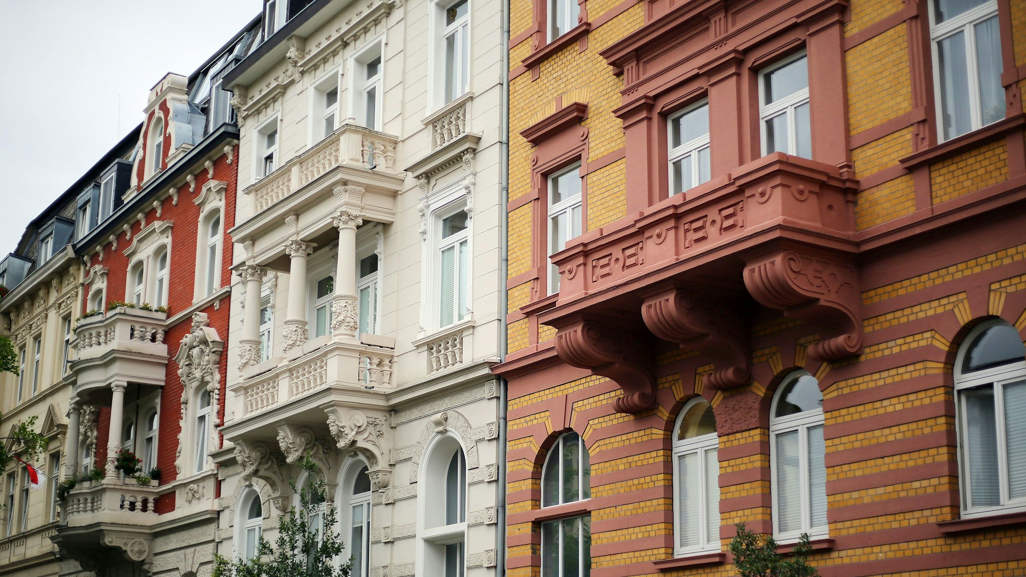 Wohnhäuser aus der Gründerzeit. Wer Eigentümer einer Immobilie ist, der zahlt Grundsteuer, an Mieter können die Kosten weitergereicht werden, sie belastet also Mieter und Eigentümer.