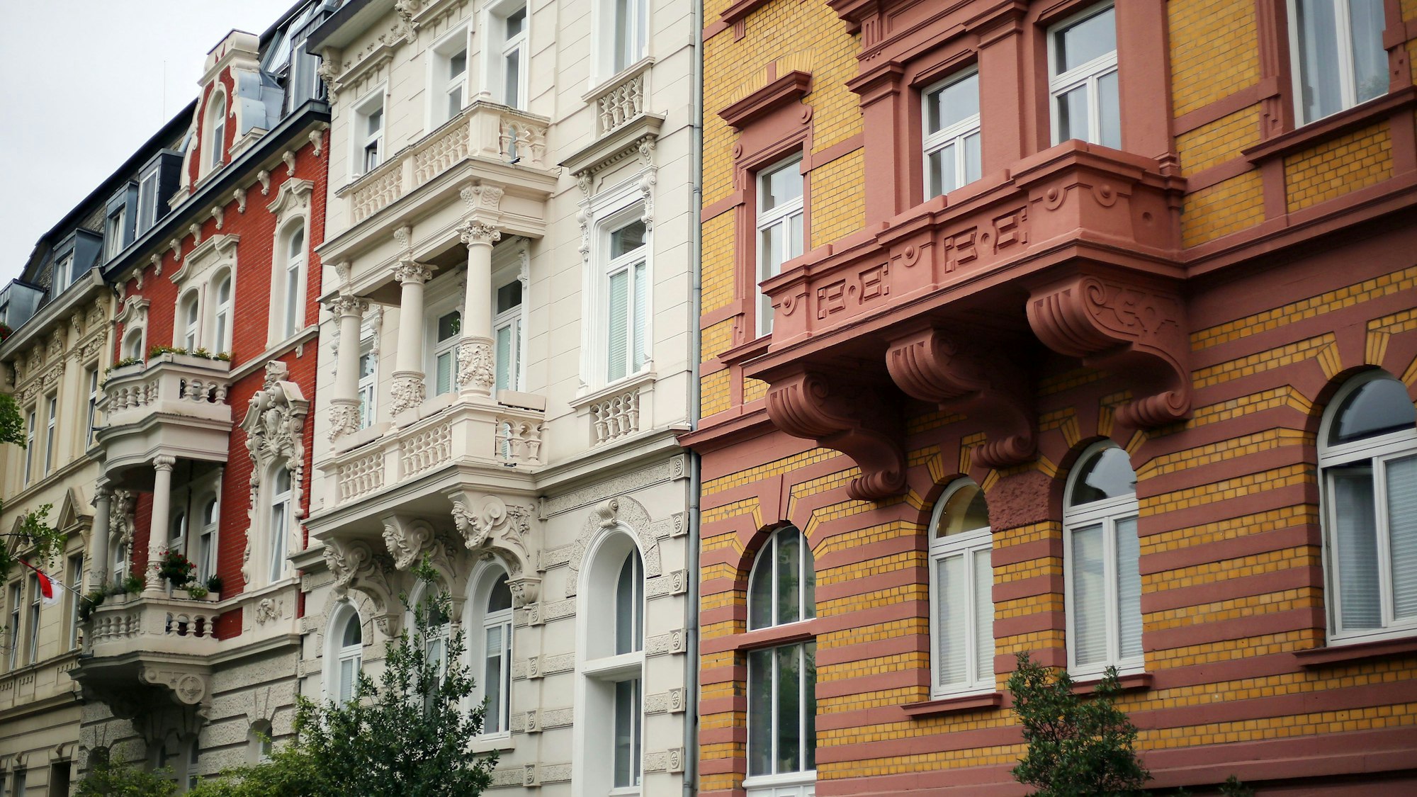 Wohnhäuser aus der Gründerzeit. Wer Eigentümer einer Immobilie ist, der zahlt Grundsteuer.