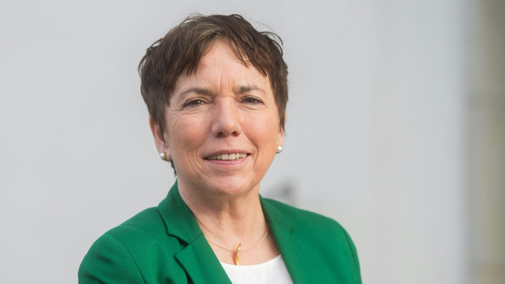 Margot Käßmann, Theologin, steht vor der niedersächsischen Staatskanzlei.