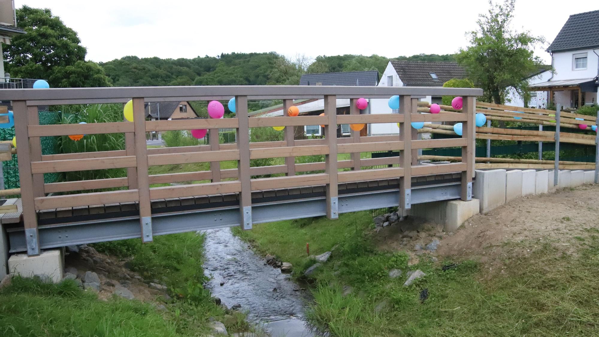 Auf einer Stahlkonstruktion von 6,50 Meter Länge und 1,20 Meter Breite liegen Holzbohlen auf.